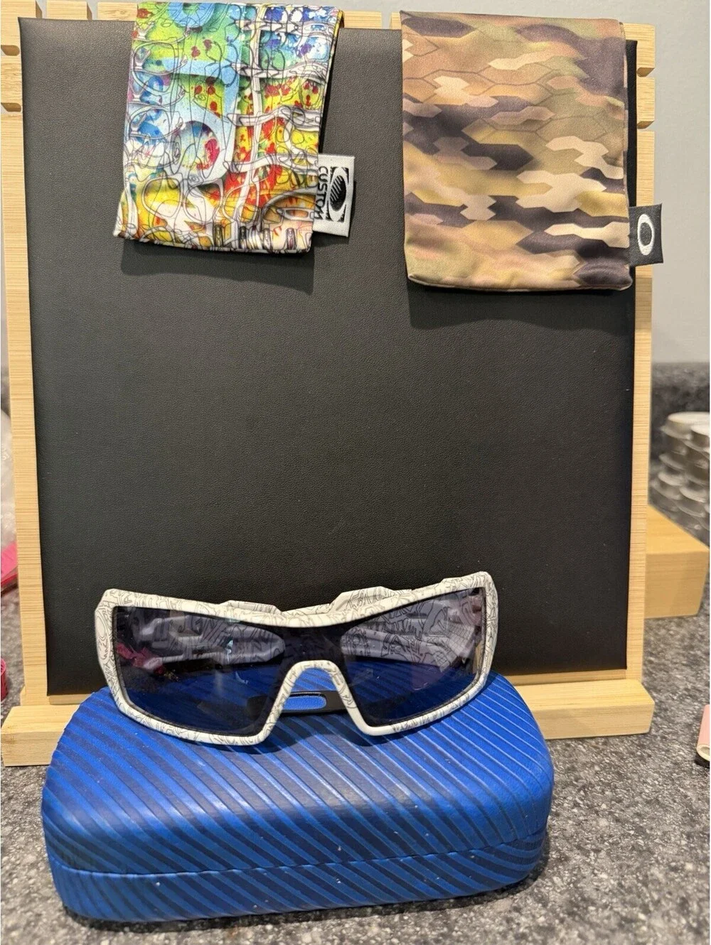 Oakley Oil Rig OO9119-03 White Graphic Sunglasses Black Lenses Case And 2 Bags